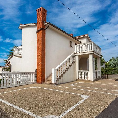 2 Bedroom Beautiful Apartment In Omišalj Exterior foto