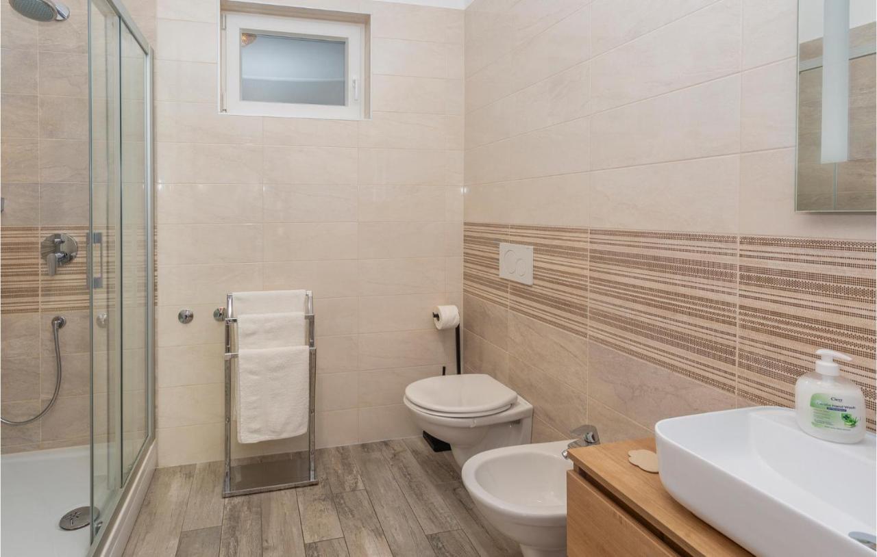 2 Bedroom Beautiful Apartment In Omišalj Exterior foto